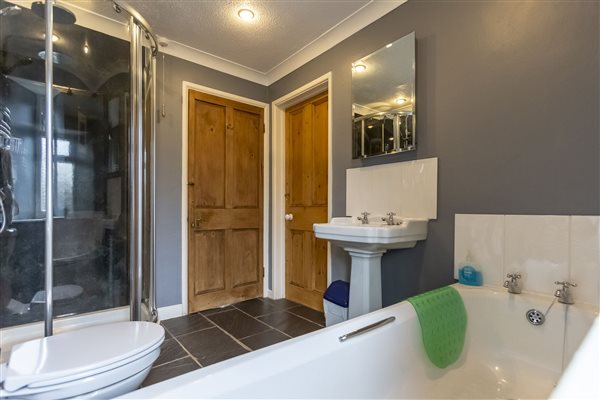 Lower Northcott Farmhouse, Sleeping 17, Dog Friendly & Hot tub - Bathroom