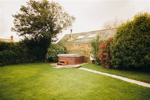 Fuchsia Cottage, Sleeps 4, dog-friendly & Hot tub - Garden