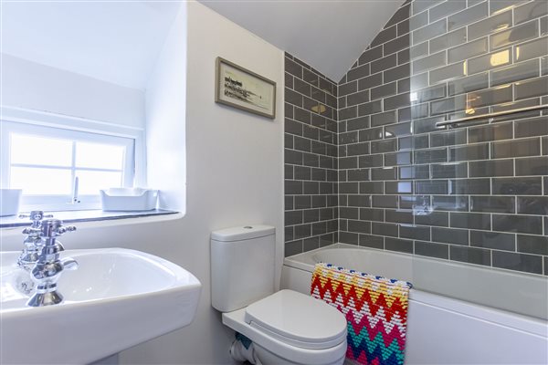 Honeysuckle Cottage - Bathroom