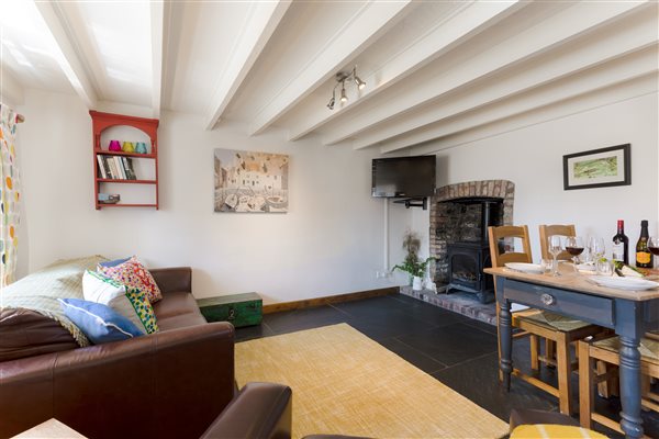 Wheelwright Cottage, Sleeps 4, dog-friendly & Hot tub - Living Room