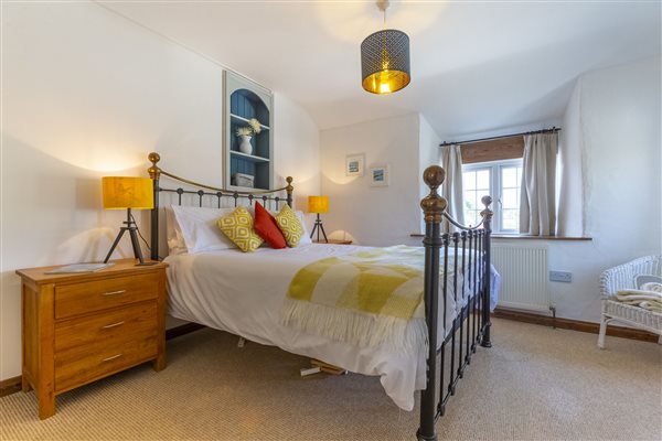 Court Farm Holidays - Honeysuckle Cottage Master Bedroom