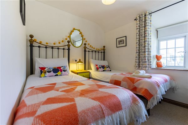 Honeysuckle Cottage, Sleeping 4 & Dog- Friendly - Master BedroomHoneysuckle Cottage, Sleeping 4 & Dog- Friendly - Twin Bedroom