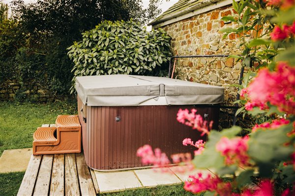 Court Farm Holidays - Fuchsia Hot tub
