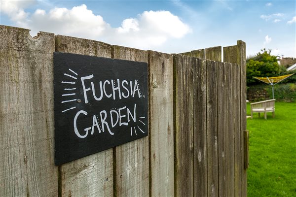 Fuchsia Cottage, Sleeps 4, dog-friendly & Hot tub - Garden