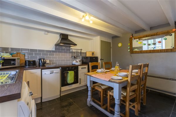 Lilac Cottage, Sleeps 4 & dog-friendly - Kitchen