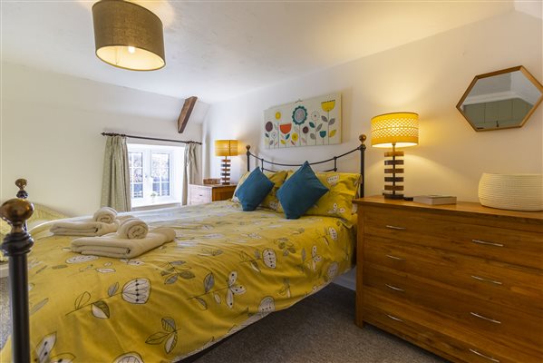 Lilac Cottage, Sleeps 4 & dog-friendly - Master Bedroom