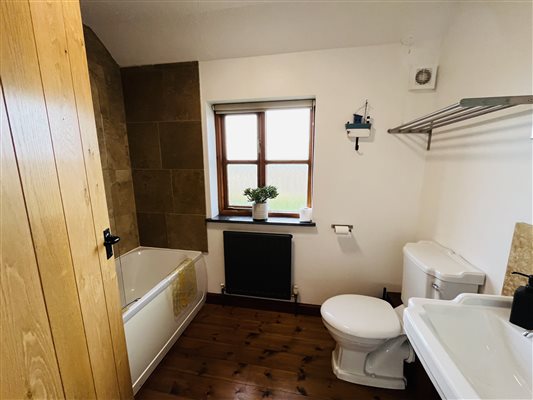 Sycamore House, Sleeps 6 Hot Tub & Dog Friendly - Bathroom / Shared 