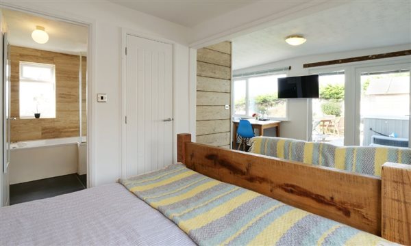 Lower Northcott Cabin, Sleeping 2, dog-friendly & Hot Tub - Bedroom