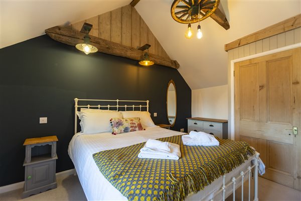Court Farm Holidays - Wheelwright Cottage Master Bedroom