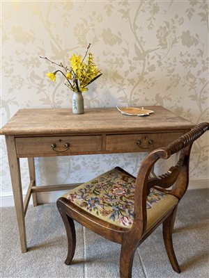 Desk in Lapwing with chair and daffodils