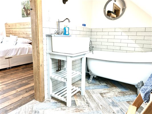 Bedroom 1 Deer Den en-suite bathroom