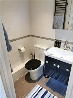 Double Shower En-Suite