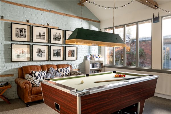 Pool table 