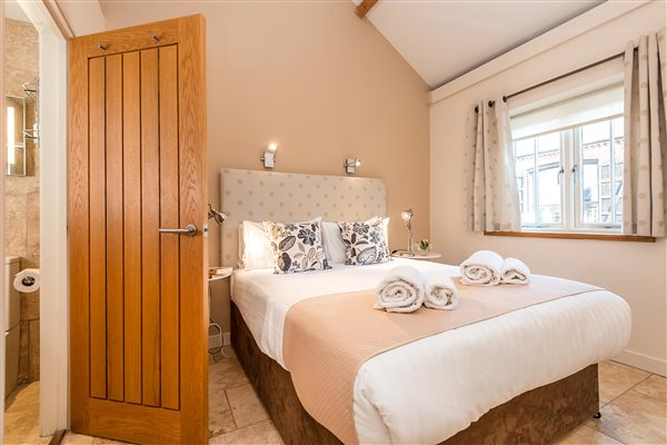 Avocet master bedroom with ensuite bathroom