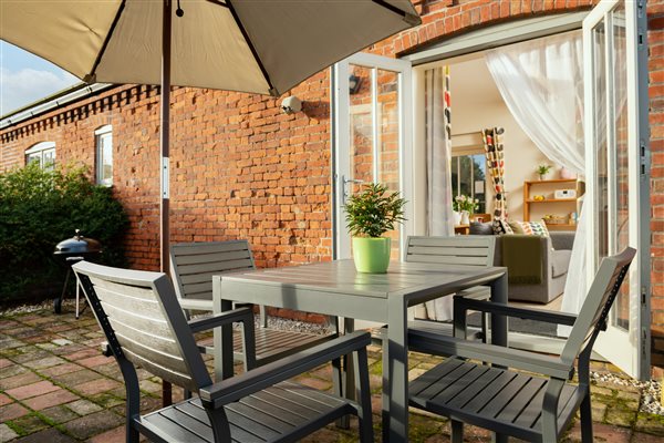 Coot barbecue and courtyard