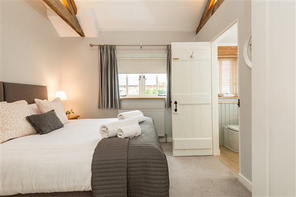 Bedroom 2 with zip and link beds and ensuite bathroom