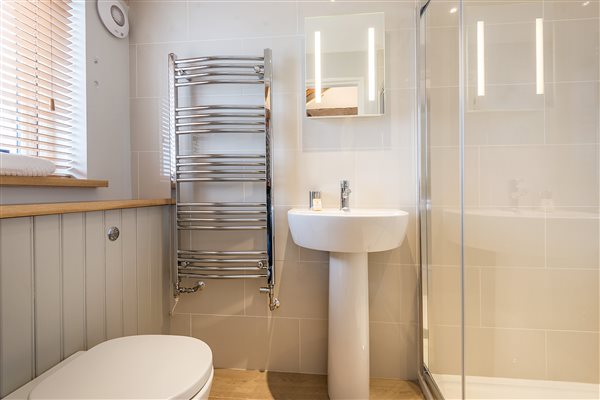 Swallow Cottage ensuite bathroom