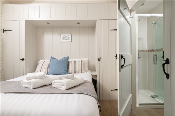Woodpecker bedroom with ensuite bathroom