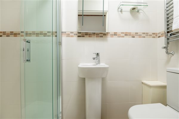 Woodpecker ensuite bathroom