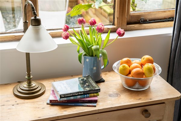 Table with lamp and fruit bowl