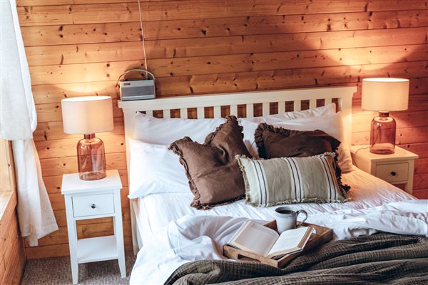 Sumptuous bedroom - relaxing cabin escape East Devon