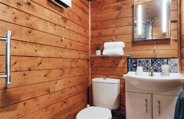bathroom Swallows Cabin Colyton East Devon