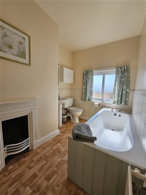1 Foliat Cottage bathroom