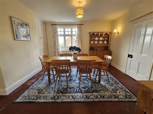 1 Foliat Cottage dining room