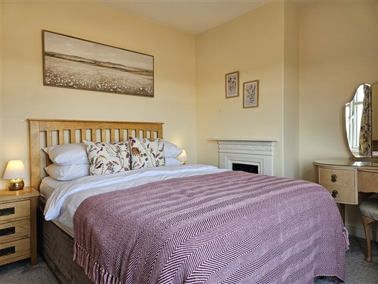 1 Foliat Cottage Double bedroom