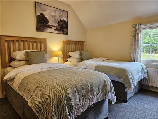 1 Foliat Cottage twin bedroom