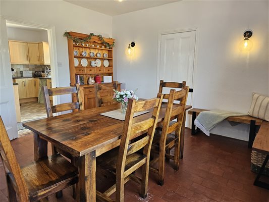 2 Foliat Cottage Dining room