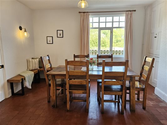 2 Foliat Cottage dining room