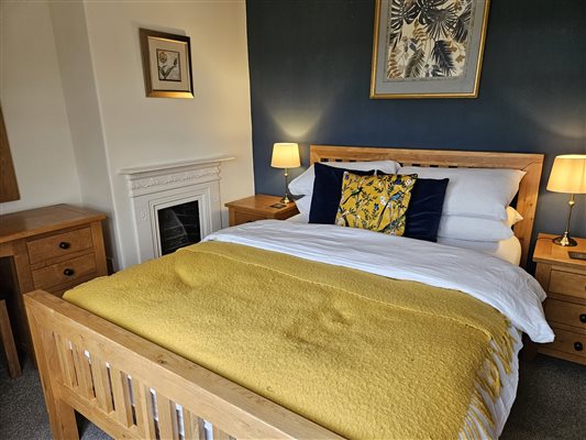 2 Foliat Cottage double bedroom