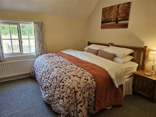 2 Foliat Cottage superking bedroom