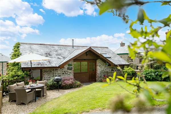 Sunny breakfast patio Bampfield Farm cottages EX327NR