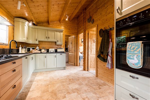 fully fitted kitchen 