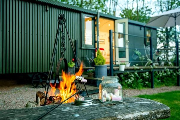 Shepherds hut with fire pit and balcony 