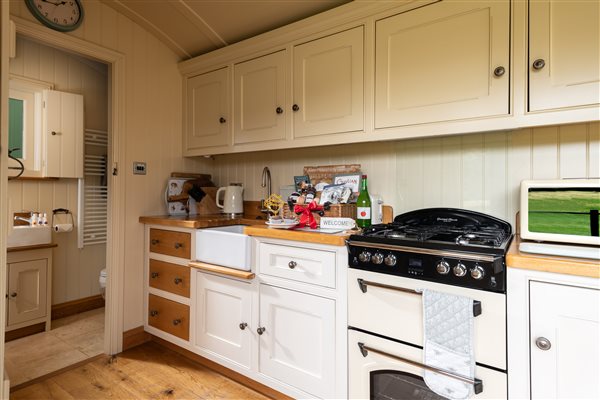 Fully fitted kitchen 