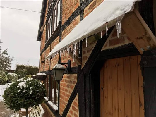 Hoppickers Barn in the snow