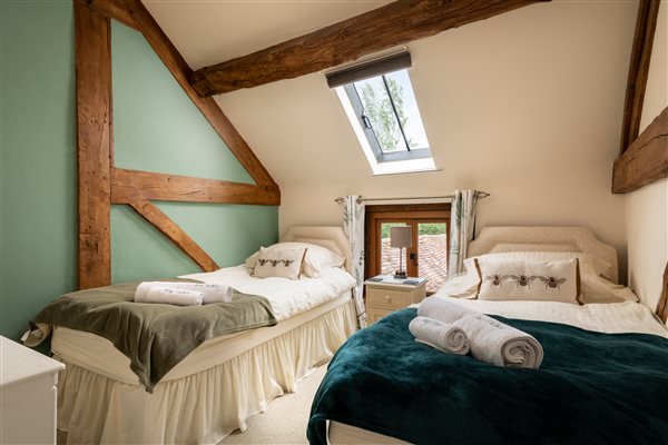 Twin room with skylight 