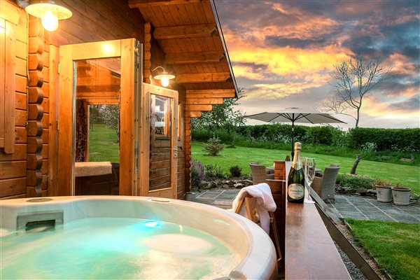 Private hot tub on balcony