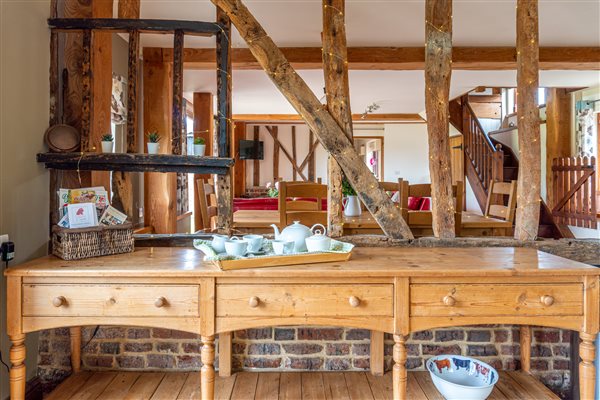 Henrys Barn, beamed kitchen / dining area