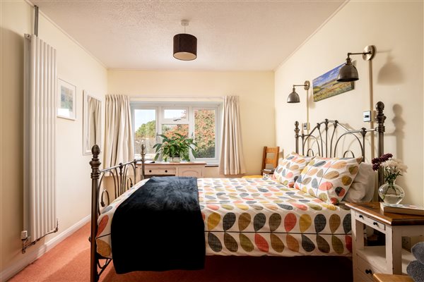 Spacious double bedroom kingsize bed