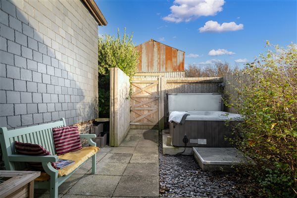 Enclosed garden with hot tub