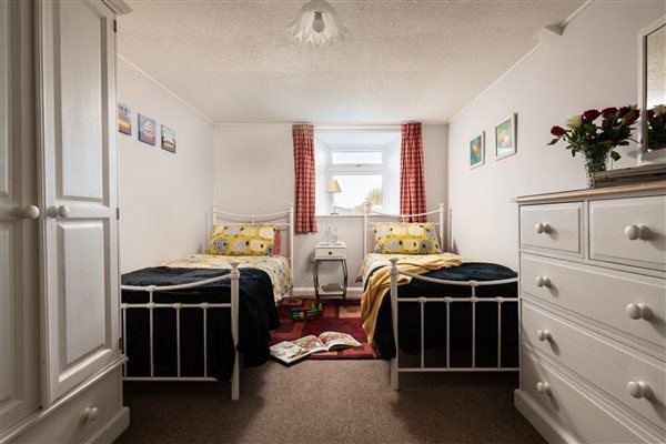 Spavious twin bedroom