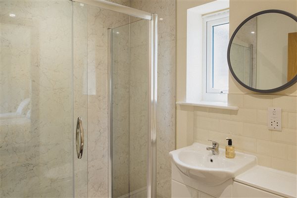Self catering cottages Kent bathroom