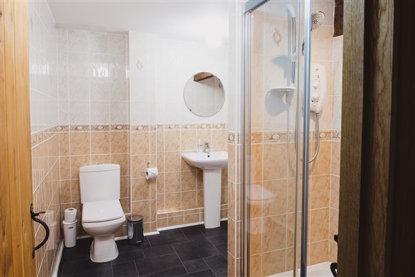 self catering cottages Kent bathroom