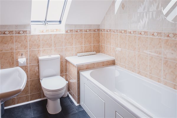 Self catering cottages Kent bathroom