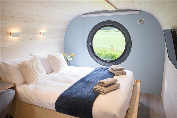 Whitewisp King size bed
