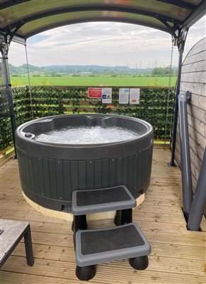 Whitewisp Hot tub & Decking